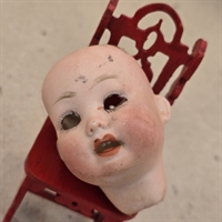 hudfarvet-porcelaens-dukke-hoved-roede-laeber-gammelt